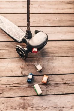 Scoot And Ride Brown Lines Highwaykick 2 Step SR-96526 -Mini Wereld Verkoop Scoot and Ride Brown Lines Highwaykick 2 Step SR 96526 .sfeer 3