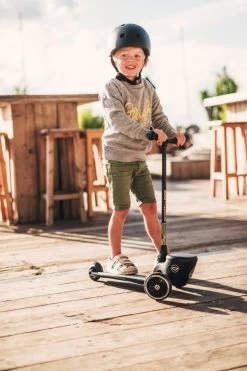 Scoot And Ride Green Lines Highwaykick 2 Step SR-96525 -Mini Wereld Verkoop Scoot and Ride Green Lines Highwaykick 2 Step SR 96525 .sfeer 1