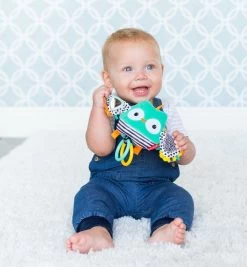 Infantino Flutter & Jitter Uil Buggyspeeltje BK-216320 -Mini Wereld Verkoop infantino flutter jitter uil buggyspeeltje bk 216320 1 1920x1920