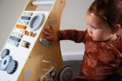 Tryco Houten Activiteiten Loopwagen TR-303012 21 Tryco Houten Activiteiten Loopwagen TR-303012 -Mini Wereld Verkoop tryco houten activiteiten loopwagen05